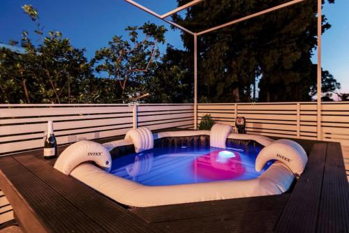 伊利索斯Myrovolos luxury Eneida's house的粉红色浮子的热水浴池
