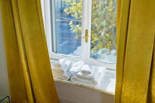 都灵Boutique Apartment Elegantissima的窗户边的窗户,窗户边有毛巾