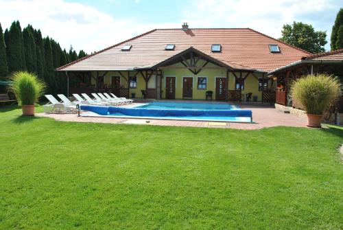博加奇NAPSUGAR VENDÉGHÁZ的庭院中带游泳池的房子