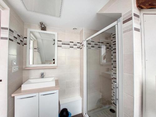 迪南Au Fil De L'eau - Le Jerzual的白色的浴室设有水槽和淋浴。