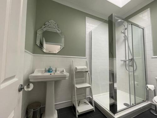 布莱顿霍夫Regency Apartment - Marine Square By Crown Gardens Holiday Homes的一间带水槽和淋浴的浴室