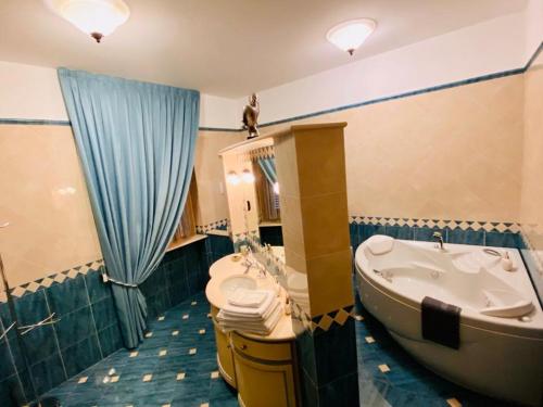 蒙基耶罗Oasi di Monchiero的带浴缸、卫生间和盥洗盆的浴室