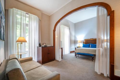 科英布拉眼泪庄园酒店 - 小型豪华酒店的客厅配有沙发和1张床
