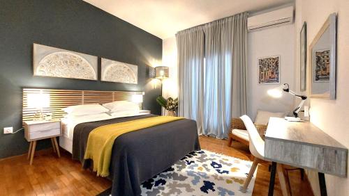 科孚镇AAY- Best Corfu Town & Sea Apart 2bedroom Renovated + lift / Comfy&Design+WiFi的一间卧室配有一张床、一张桌子和一把椅子