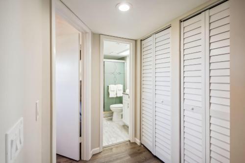 克利尔沃特Bayshore Yacht & Tennis 409 - Premier的浴室设有白色的衣柜门和卫生间。