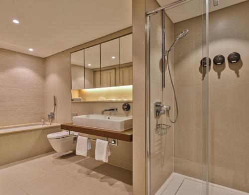 伦敦斯隆俱乐部公寓的带淋浴、盥洗盆和卫生间的浴室
