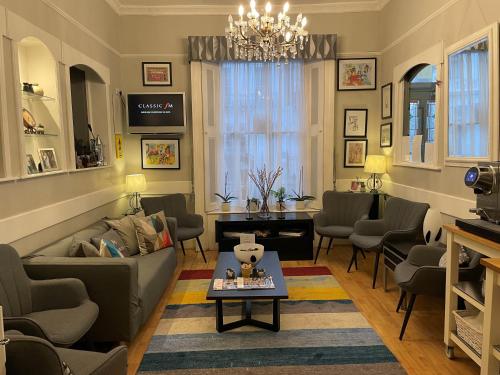 伦敦梅利塔酒店的客厅配有沙发和桌子