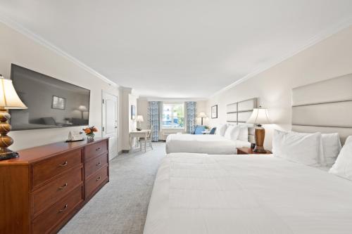 柏斯海滩Hotel Rehoboth的酒店客房设有两张床和电视。