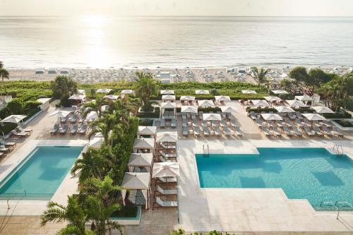 棕榈滩棕榈滩四季度假酒店的享有游泳池和海滩的空中景致。
