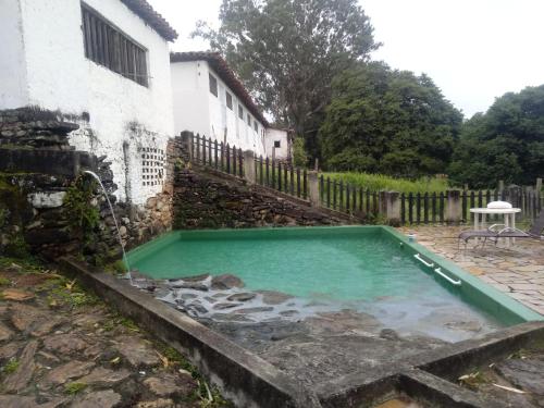 巴埃彭迪Pouso do Tropeiro - Cavalgadas Roseta的一座房子的院子内的游泳池