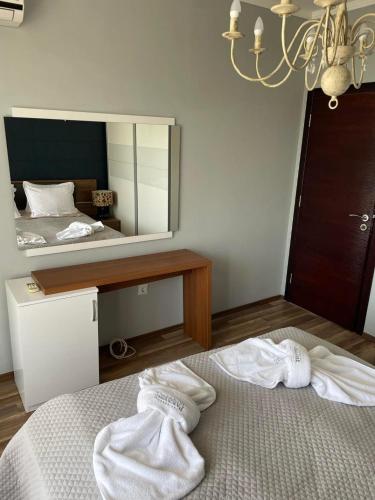 普里莫尔斯科Deluxe Apartments Приморско的一间卧室配有一张床和一面大镜子
