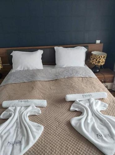 普里莫尔斯科Deluxe Apartments Приморско的床上有两条白色毛巾