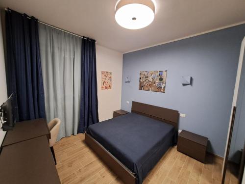 帕尔马Casa Mirò的一间卧室设有蓝色的床和窗户。