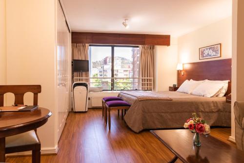 圣地亚哥MR Apart Providencia (ex Apart Neruda)的酒店客房设有床和窗户。