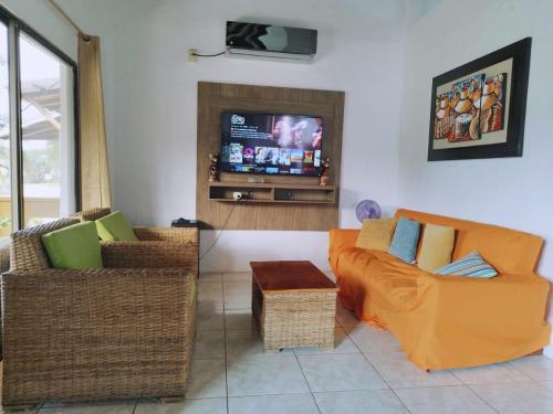 奥隆La Cabaña de Victor的带沙发和电视的客厅