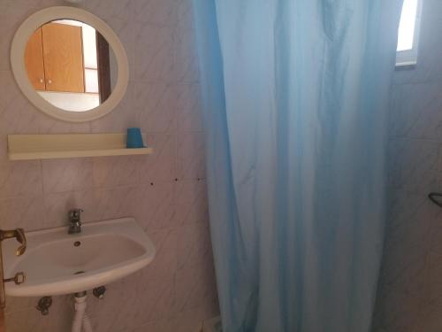 凯法洛斯Kefalos Studios Stamatia的浴室配有淋浴帘和盥洗盆。