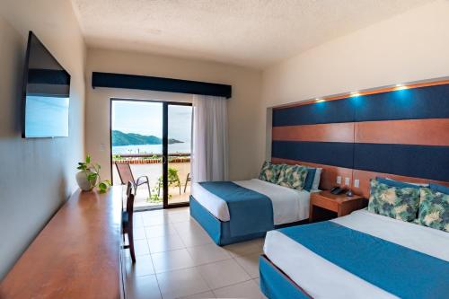 普拉亚埃尔莫萨Villas Sol Beach Resort - All Inclusive的酒店客房设有两张床和一个阳台。