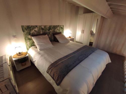 马赛Chill Out Cabanon Coeur Calanques的卧室配有一张带白色床单和枕头的大床。