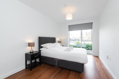都柏林Fernbank的卧室配有白色的床和窗户。
