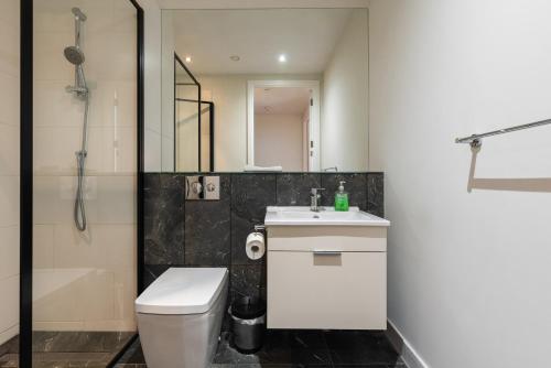 都柏林Fernbank的浴室配有卫生间、盥洗盆和淋浴。