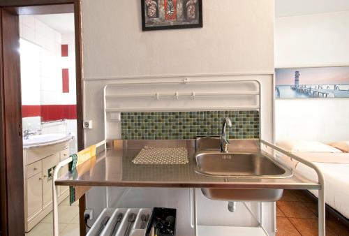 波尔图Ribeira Smart Suite的厨房配有水槽和台面