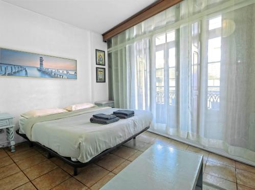 波尔图Ribeira Smart Suite的一间卧室设有一张床和一个大窗户