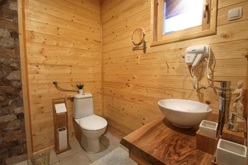 拉科维察Father's Land的木制浴室设有卫生间和水槽