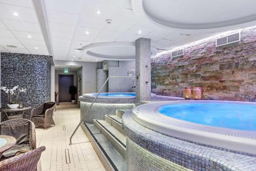 吕勒奥萨沃伊洛雷奥贝斯特韦斯特酒店的酒店客房内设有一个大型按摩浴缸。