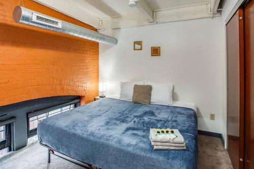 罗切斯特Centric Modern Loft w/ King Beds & Smart GameTable的一间卧室,卧室内配有一张大床