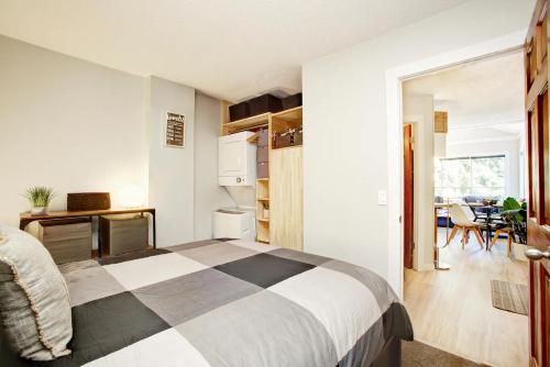 惠斯勒Gondola Haus - Free parking的一间卧室设有一张床和一间用餐室