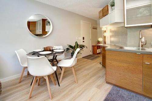惠斯勒Gondola Haus - Free parking的厨房以及带桌椅的用餐室。