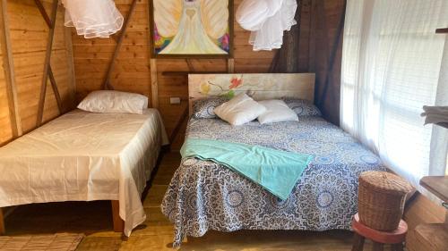 圣贝尔纳多德尔比恩托Arcoiris Casahostal的一间小卧室,配有床和窗户