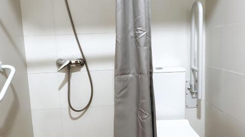毕尔巴鄂Iturriaga Ostatua Self check in的浴室内配有淋浴帘。