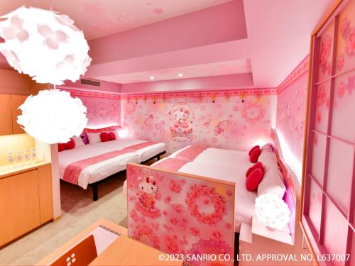 东京Asakusa Tobu Hotel的一间卧室配有两张床,铺有粉红色的壁纸。