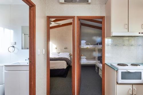 巴瑟斯特NRMA巴瑟斯特全景假日公园的小房间设有床和厨房