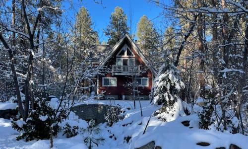 普雷斯科特Chalet 5 Aspens, Your Exclusive High Country Escape的雪中树林中的房屋