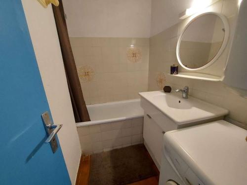 马瑟伊兰Appartement Marseillan-Plage, 2 pièces, 5 personnes - FR-1-326-777的浴室配有盥洗盆、镜子和浴缸