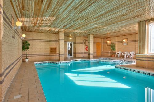 尚克林海峡美景酒店的大楼内的大型游泳池