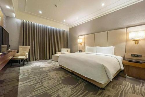 永康雀客藏居台南永康的酒店客房设有一张大床和一张书桌。