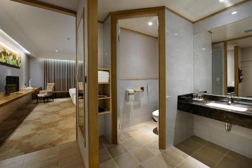永康雀客藏居台南永康的一间带水槽和卫生间的浴室
