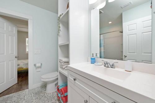 彭萨科拉Stylish 2 bedroom home close 2 dtown, nas, and bch的白色的浴室设有水槽和卫生间。