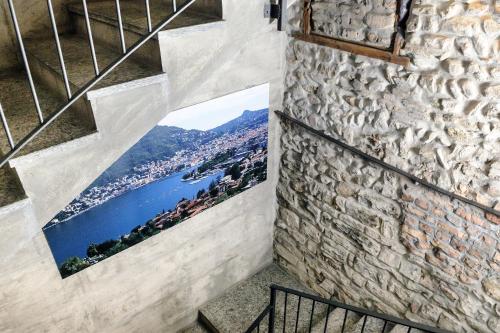 科莫迪亚兹住宅酒店的墙上挂着照片的建筑的楼梯