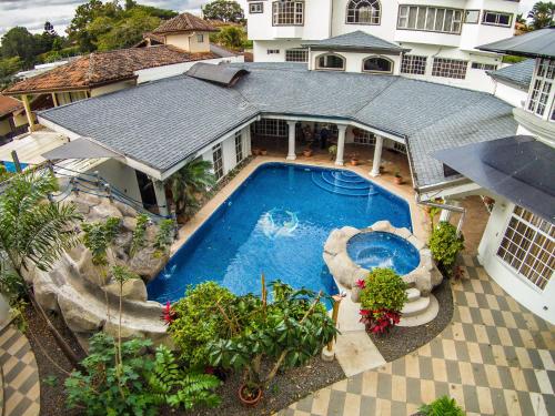 圣何塞阿拉米达卡里阿利精品酒店 的享有带游泳池的房屋的空中景致