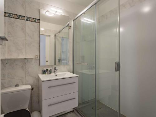 伊伦Appartement Hendaye, 2 pièces, 4 personnes - FR-1-2-414的带淋浴、卫生间和盥洗盆的浴室