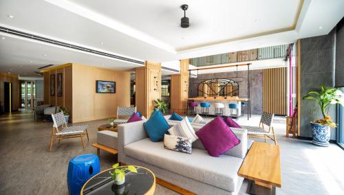 卡伦海滩GLOW Mira Karon Beach的客厅配有带色彩缤纷枕头的沙发