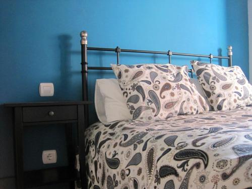 卡塞雷斯La Casina de Piedra ENCANTO - Parte Antigua de Cáceres的蓝色卧室配有带枕头的床