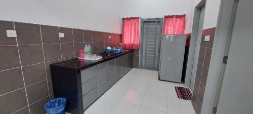 Bandar Puncak AlamHud Hud Homestay的一间带水槽和冰箱的小浴室