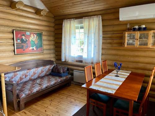 UlvilaElämyksellinen huvila Tuurujärven rannalla.的客厅配有沙发和桌子