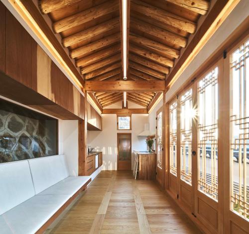 首尔Luxury hanok with private bathtub - SN13的走廊上设有木制天花板和窗户。