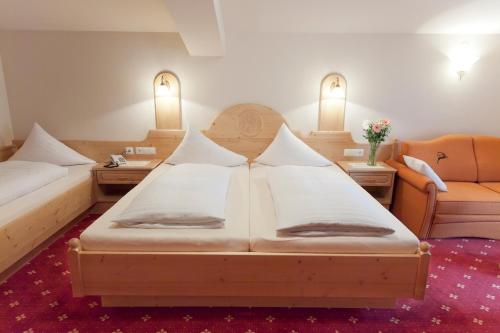 皮茨河谷圣莱昂哈德Hotel Garni Rifflsee的一间带两张床和一张沙发的客厅